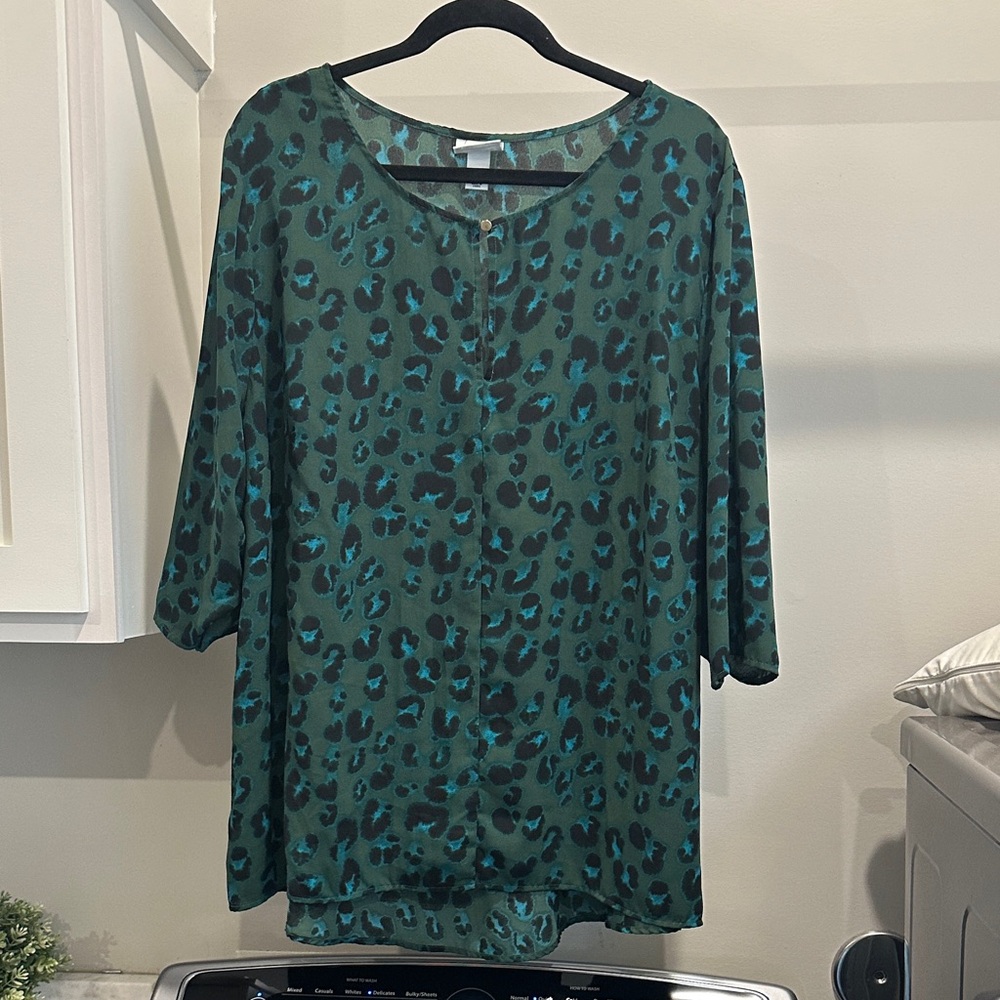 Ava & Viv Leopard Print V-Neck Blouse in Teal